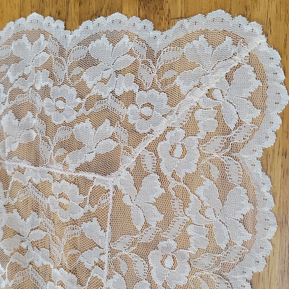 Lace Table Linen - Picture 2 of 4